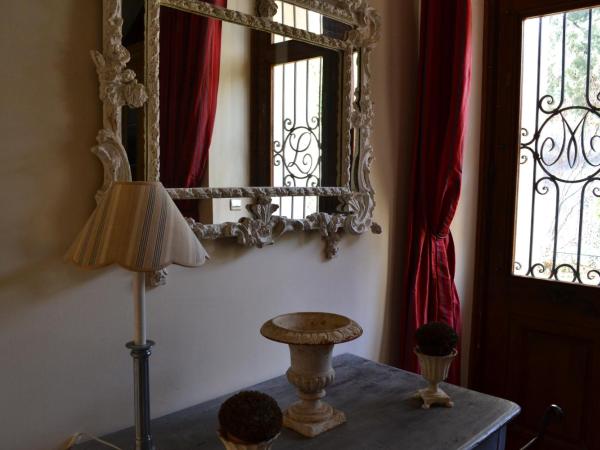 Historic manor, medieval town 10 minutes walk, private parking, garden : photo 10 de la chambre chambre double saint louis - vue sur ville médiévale