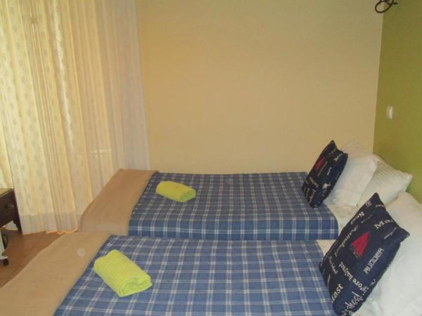 Guest House Capitao Mor : photo 2 de la chambre chambre lits jumeaux avec salle de bains commune