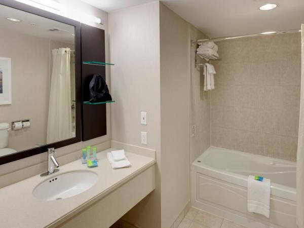 Radisson Hotel & Suites Fallsview : photo 4 de la chambre chambre lit king-size avec canapé-lit - vue sur ville