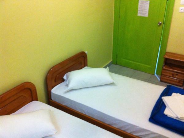 Zeus Hostel : photo 4 de la chambre chambre lits jumeaux avec salle de bains commune