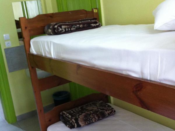 Zeus Hostel : photo 1 de la chambre chambre quadruple avec salle de bains commune