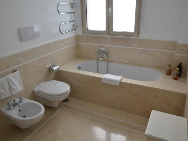 Room 56 : photo 9 de la chambre suite avec balcon