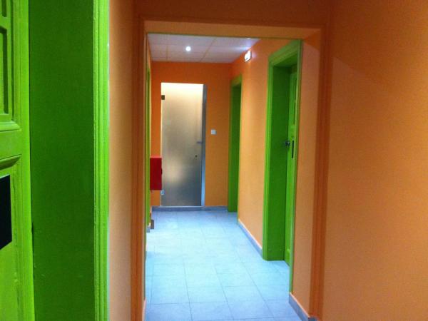 Zeus Hostel : photo 2 de la chambre chambre lits jumeaux avec salle de bains commune