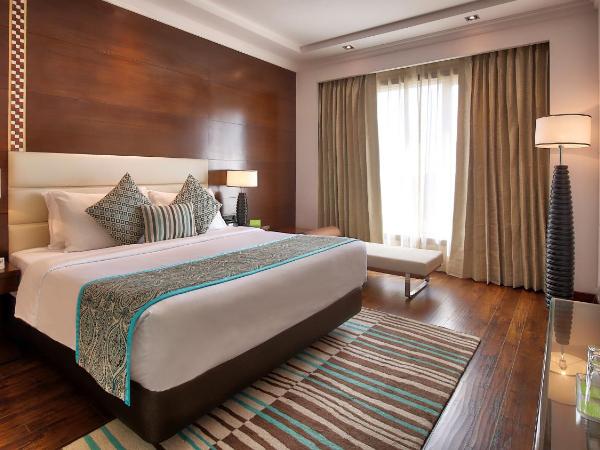 Radisson Jaipur City Center : photo 9 de la chambre suite- enjoy 2 way airport transfers,complementary 2 pints of beer or 2 imfl (30 ml) along with 1 veg/non veg platter between 5:00 pm to 7:00 pm in red lounge per night per room.