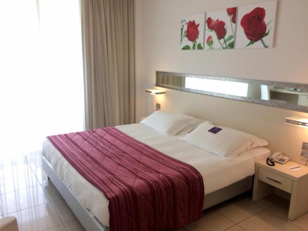 Mercure Hotel Rimini Artis : photo 4 de la chambre chambre double classique avec balcon - vue partielle sur mer