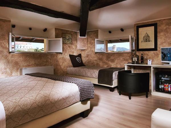 Villa Tower Inn : photo 10 de la chambre chambre triple mansardée - vue sur tour