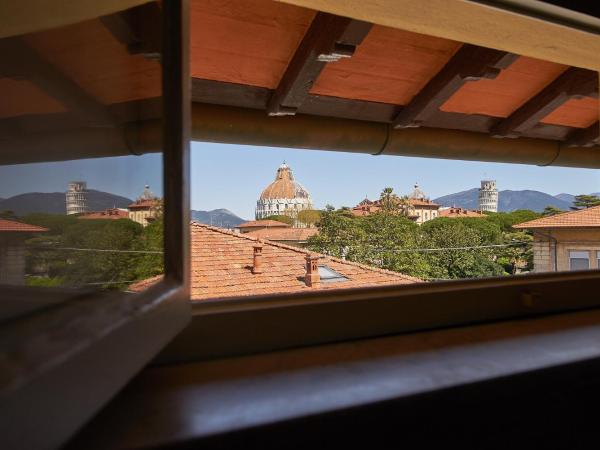 Villa Tower Inn : photo 8 de la chambre chambre triple mansardée - vue sur tour