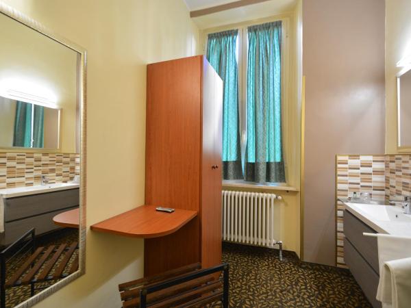 Hotel Eden : photo 6 de la chambre chambre simple avec toilettes et douche communes