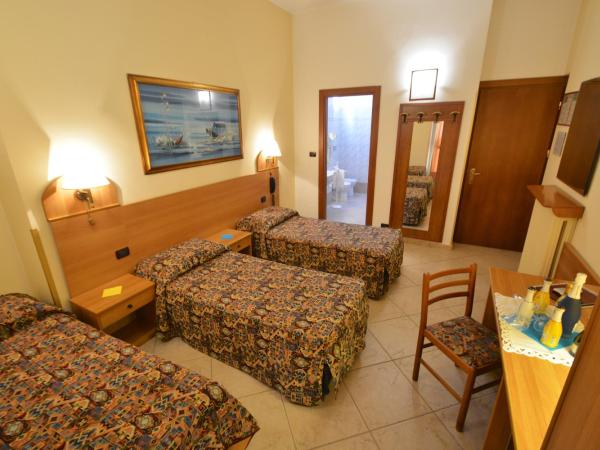 Hotel Eden : photo 2 de la chambre chambre triple