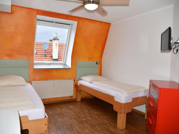 Hostel Alex 30 : photo 3 de la chambre chambre lits jumeaux avec salle de bains commune