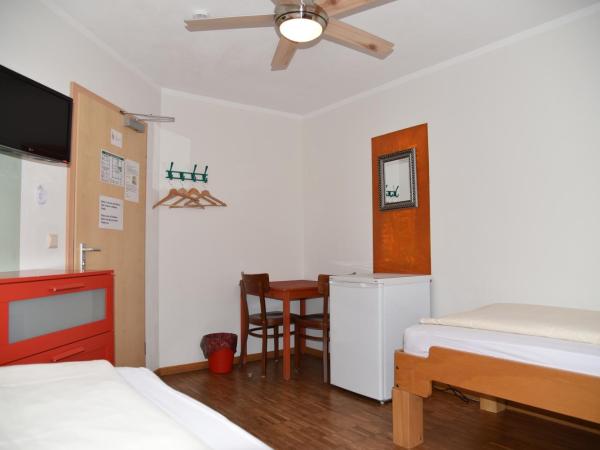Hostel Alex 30 : photo 4 de la chambre chambre lits jumeaux avec salle de bains commune