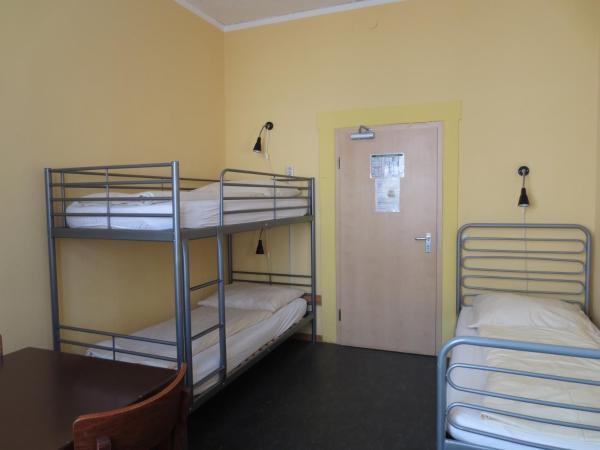 Hostel Alex 30 : photo 1 de la chambre chambre triple avec salle de bains commune