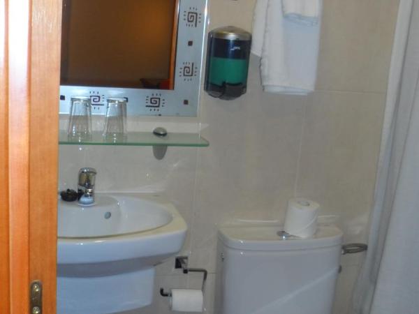 Hostal La Nava : photo 1 de la chambre chambre triple