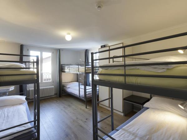 Alplodge : photo 4 de la chambre lit simple dans dortoir mixte avec salle de bains commune 