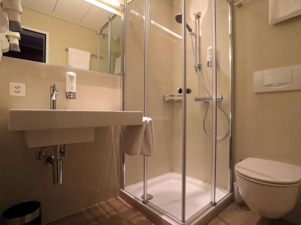 New Elvezia : photo 1 de la chambre chambre lits jumeaux avec balcon et vue sur le lac