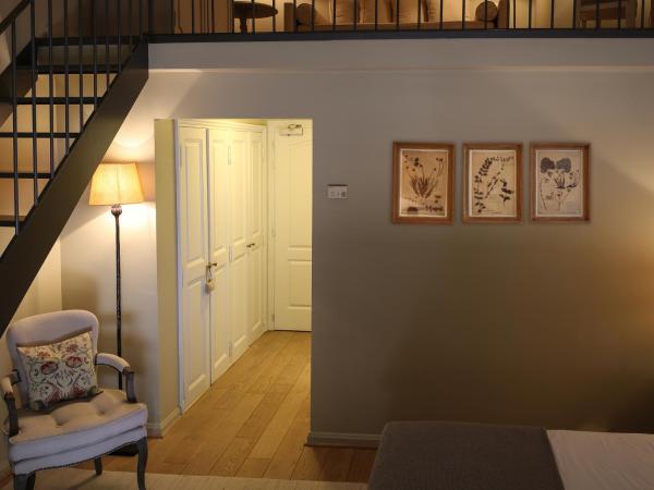 Château de Valmer : photo 7 de la chambre suite junior - vue sur piscine ou palmeraie 