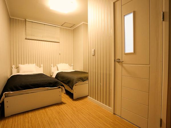 Mama Guesthouse Myeongdong : photo 1 de la chambre chambre lits jumeaux avec salle de bains privative