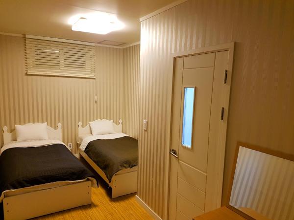 Mama Guesthouse Myeongdong : photo 10 de la chambre chambre lits jumeaux avec salle de bains privative