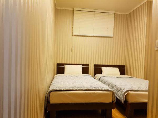 Mama Guesthouse Myeongdong : photo 4 de la chambre chambre lits jumeaux avec salle de bains privative