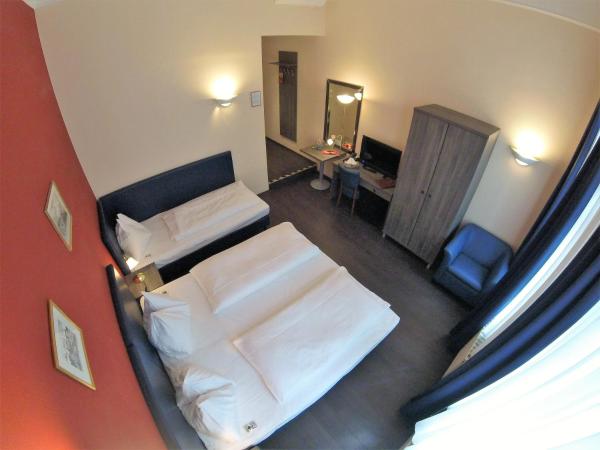 Hotel Pension Excellence : photo 2 de la chambre chambre triple