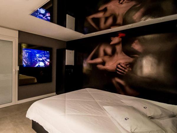 Motel Quo : photo 4 de la chambre chambre lit king-size avec baignoire spa