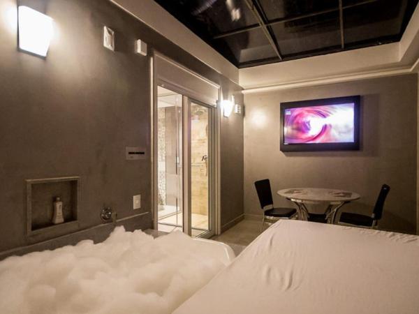 Motel Quo : photo 5 de la chambre chambre lit king-size avec baignoire spa