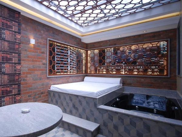 Motel Quo : photo 7 de la chambre chambre lit king-size avec baignoire spa