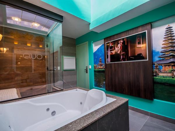 Motel Quo : photo 7 de la chambre chambre lit king-size avec baignoire spa