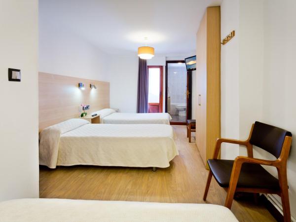Pension Casa Otano : photo 2 de la chambre chambre triple avec 3 lits simples