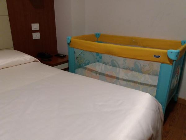 Hotel Mezzaluna : photo 4 de la chambre chambre double