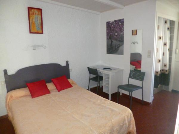 Hôtel le Calypso : photo 3 de la chambre chambre double avec toilettes communes