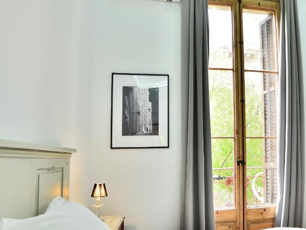 Hostal Girona : photo 3 de la chambre chambre double ou lits jumeaux supérieure avec balcon