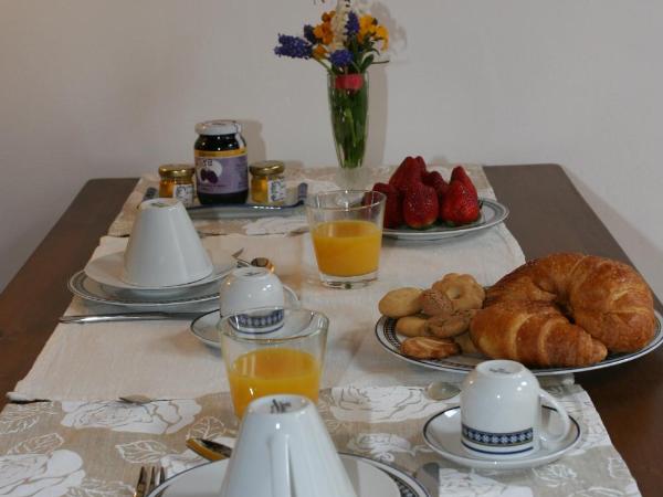 B&B La Coperta Ricamata : photo 4 de la chambre chambre triple avec balcon