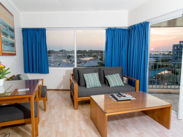 Cullen Bay Resorts : photo 2 de la chambre standard two bedroom apartment water views includes free parking & wifi
