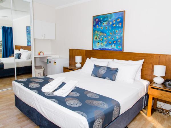 Cullen Bay Resorts : photo 2 de la chambre standard hotel room includes free parking & wifi