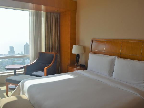 Four Seasons Hotel Mumbai : photo 3 de la chambre deluxe king suite with sea view with 15% discount on food and soft beverage, laundry and spa services