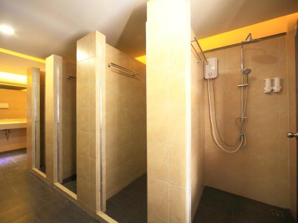 Tuk Tuk Hostel : photo 6 de la chambre chambre simple avec salle de bains commune