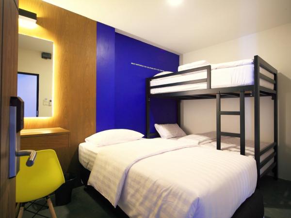 Tuk Tuk Hostel : photo 3 de la chambre chambre triple avec salle de bains commune