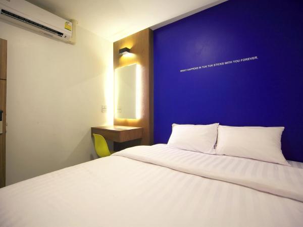 Tuk Tuk Hostel : photo 4 de la chambre chambre lit king-size avec salle de bains commune