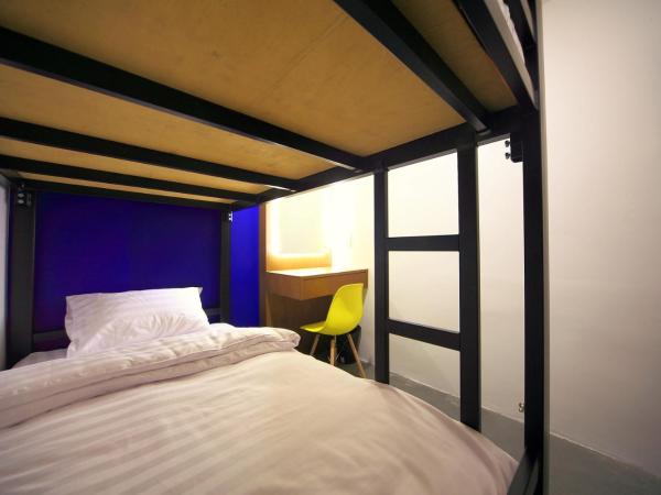 Tuk Tuk Hostel : photo 5 de la chambre chambre lits jumeaux avec salle de bains commune