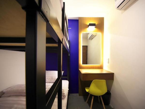 Tuk Tuk Hostel : photo 4 de la chambre chambre lits jumeaux avec salle de bains commune