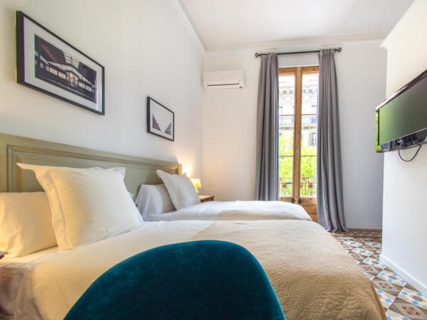 Hostal Girona : photo 2 de la chambre chambre double ou lits jumeaux supérieure avec balcon