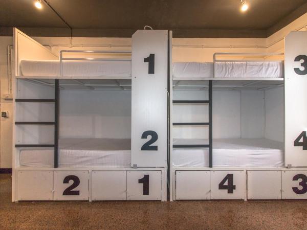 Backpacker Cowies : photo 8 de la chambre dortoir mixte de 6 lits avec salle de bains privative 