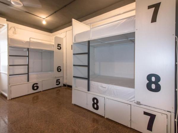 Backpacker Cowies : photo 3 de la chambre dortoir mixte de 8 lits avec salle de bains privative