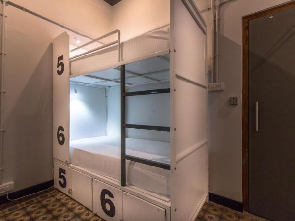 Backpacker Cowies : photo 10 de la chambre dortoir mixte de 6 lits avec salle de bains privative 