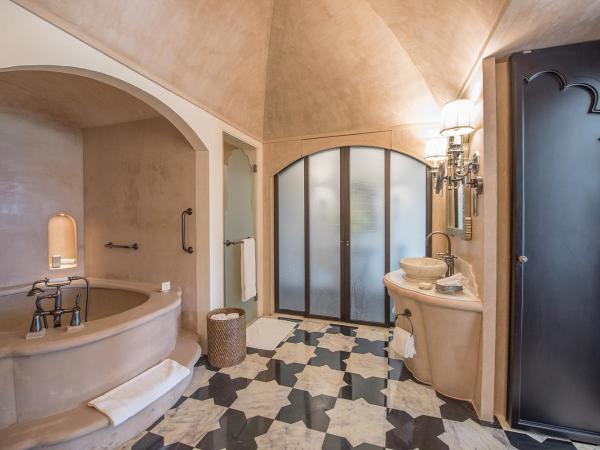 Fairmont Jaipur : photo 6 de la chambre deluxe room twin- (non smoking) 02 pint of beer per room per stay, 20% off on spa,f&b and laundry, evening rituals shaam-e-khaas, happy hours ( buy 1 get 1) at anjum bar on selected beverages.