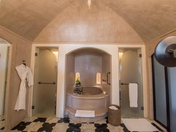 Fairmont Jaipur : photo 5 de la chambre deluxe room twin- (non smoking) 02 pint of beer per room per stay, 20% off on spa,f&b and laundry, evening rituals shaam-e-khaas, happy hours ( buy 1 get 1) at anjum bar on selected beverages.