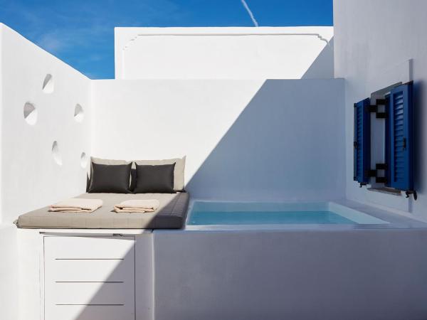 Loizos Stylish Residences : photo 1 de la chambre chambre exclusive avec jacuzzi extérieur