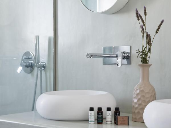 Loizos Stylish Residences : photo 6 de la chambre chambre exclusive avec jacuzzi extérieur