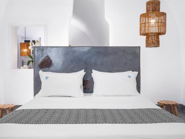 Sophia Oia View : photo 10 de la chambre suite grotte supérieure avec petite piscine semi-couverte - vue sur caldeira